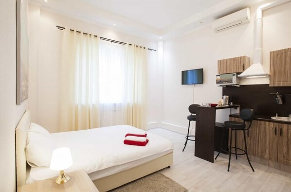 Comfort-Doppelzimmer | Hochwertige Bettwaren, Schreibtisch, laptopgeeigneter Arbeitsplatz