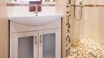 Duschwanne, Regendusche, kostenlose Toilettenartikel, Haartrockner