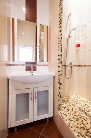 Duschwanne, Regendusche, kostenlose Toilettenartikel, Haartrockner