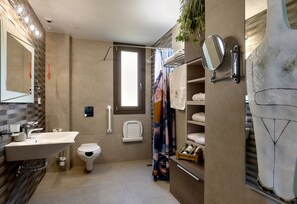 Douche, sèche-cheveux, serviettes fournies, savon