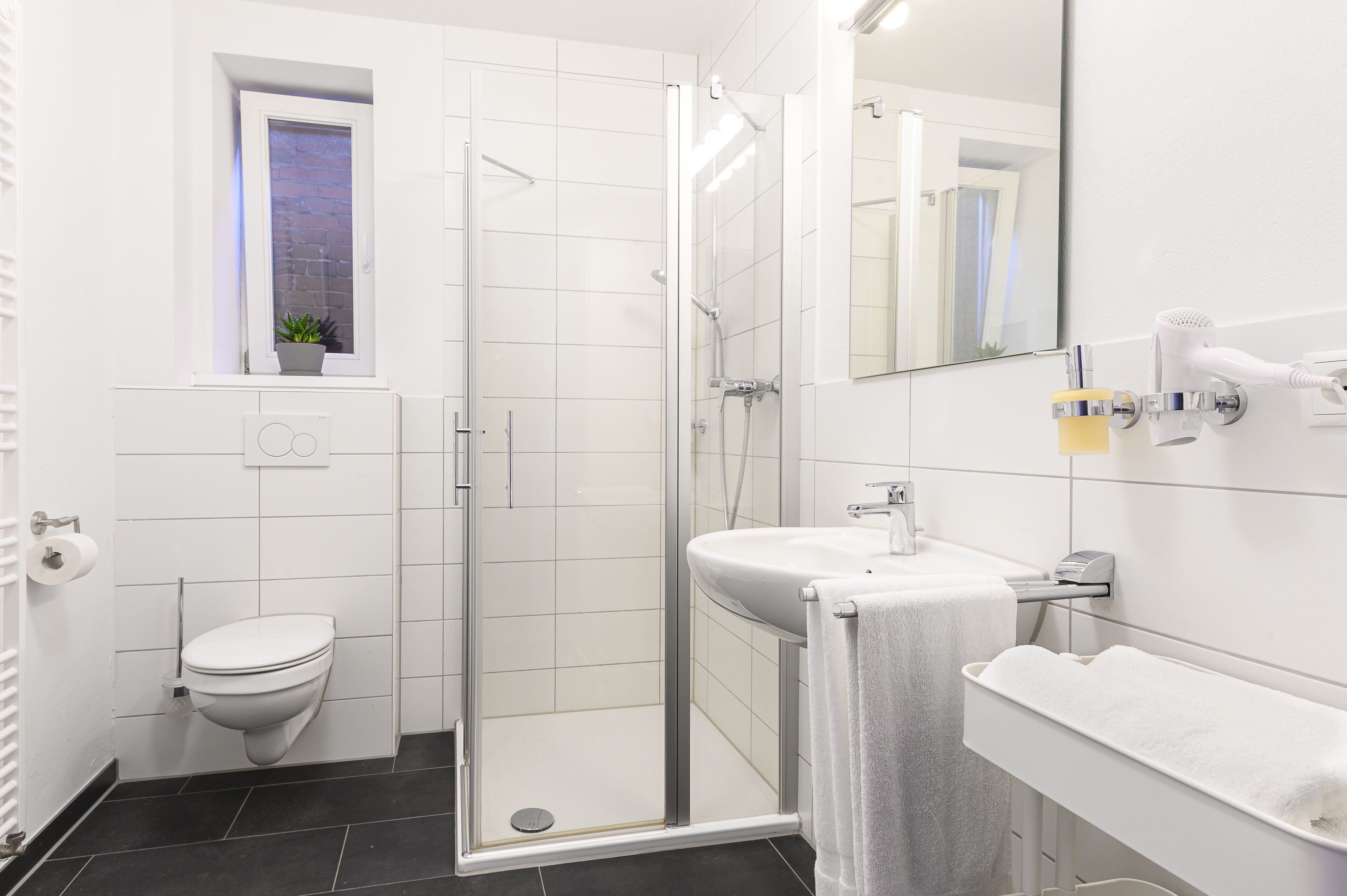 Apartamento, planta baja | Baño | Ducha, secador de pelo, toallas y papel higiénico