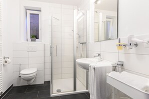 Apartamento, no piso térreo | Banheiro | Chuveiro, secador de cabelo, toalhas de banho, papel higiênico