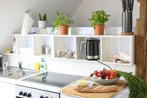Apartamento | Cozinha privada | Cafeteira/chaleira, geladeira, fogão, cooktop