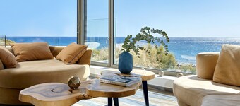 Sea-front luxury penthouse with panoramic views with hot tub 