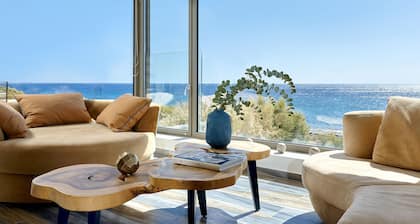 Sea-front luxury penthouse with panoramic views with hot tub