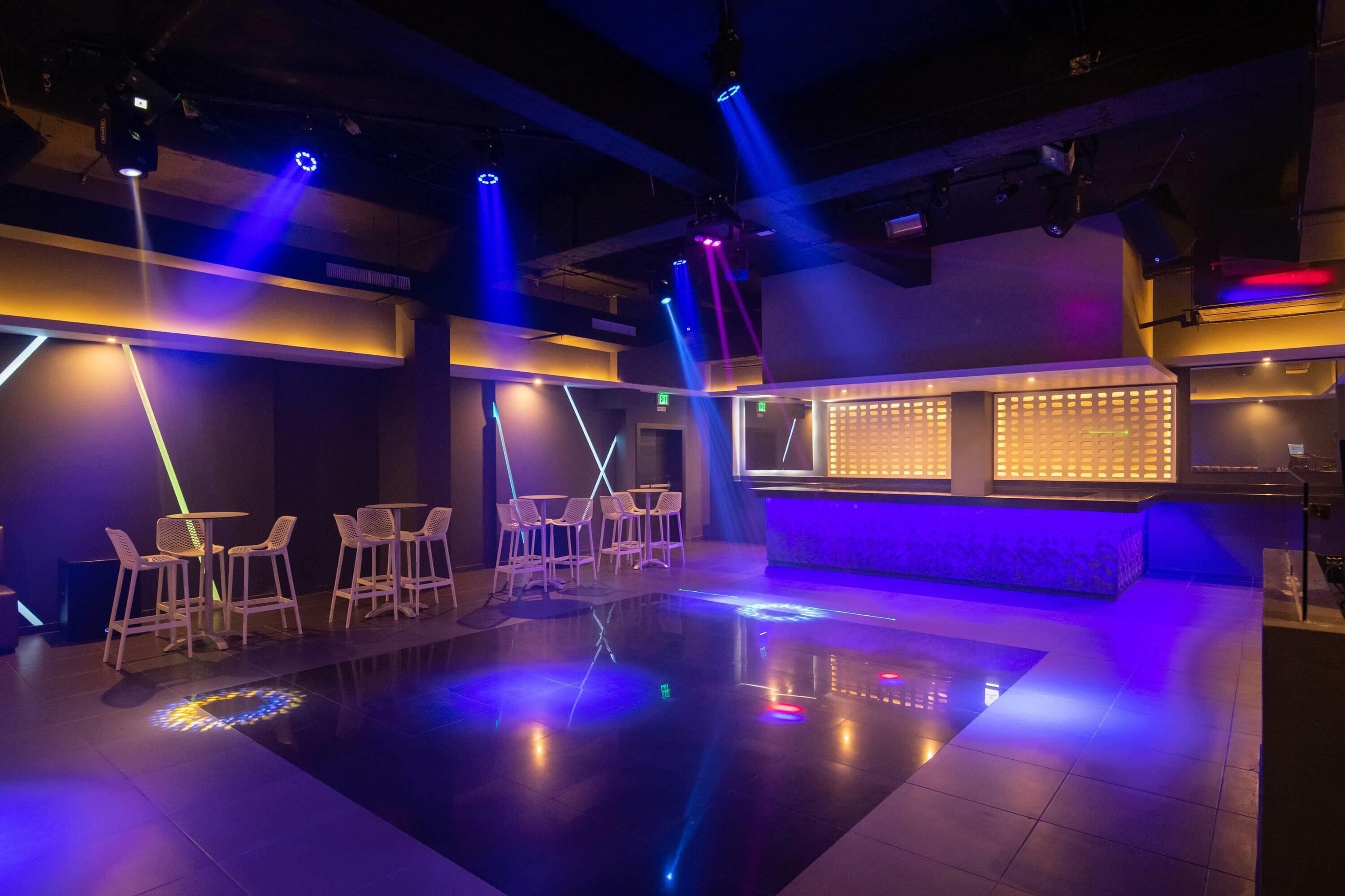 7 bars/lounges