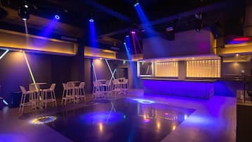 7 bars/lounges