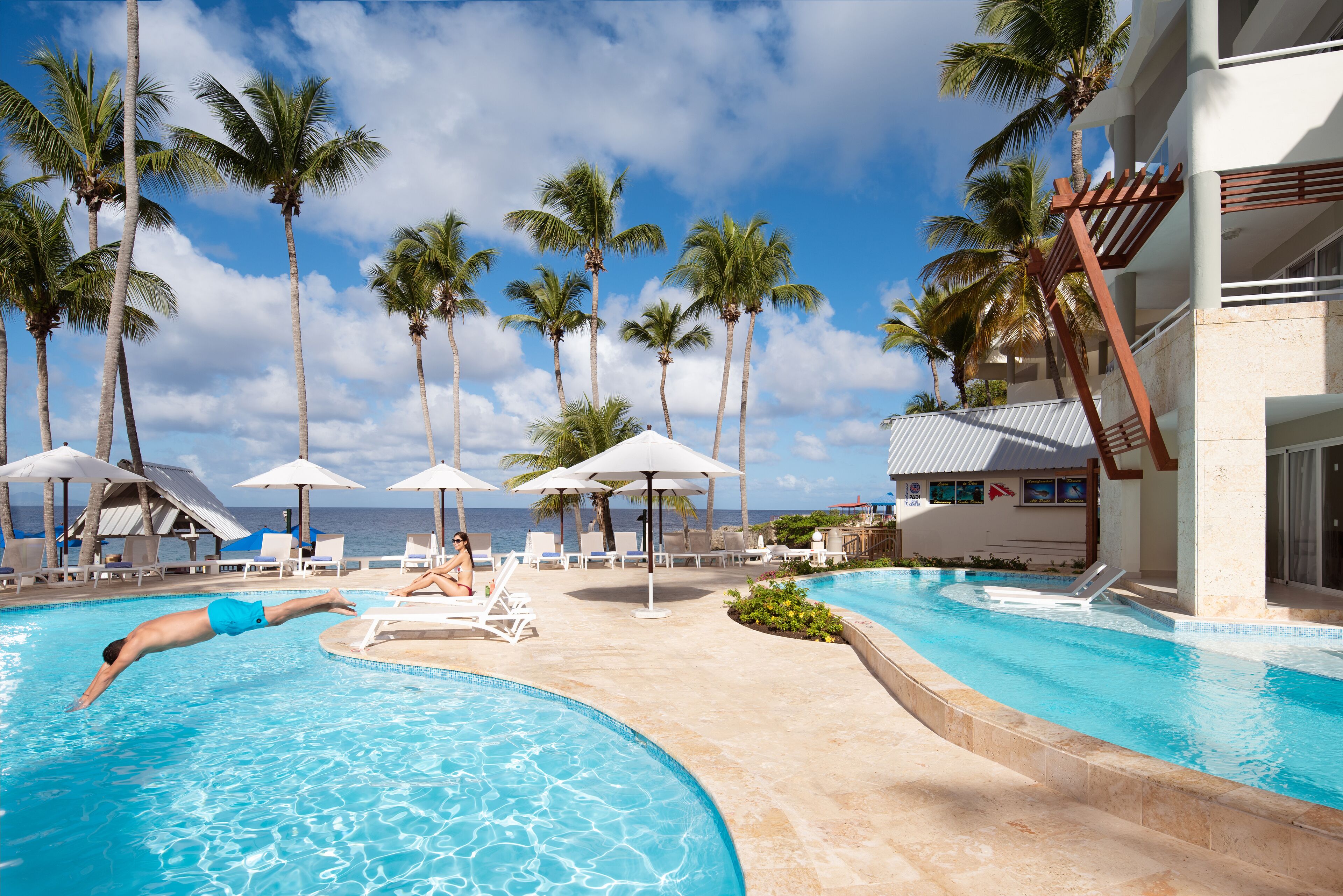 2 座室外游泳池