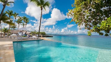 2 개의 야외 수영장