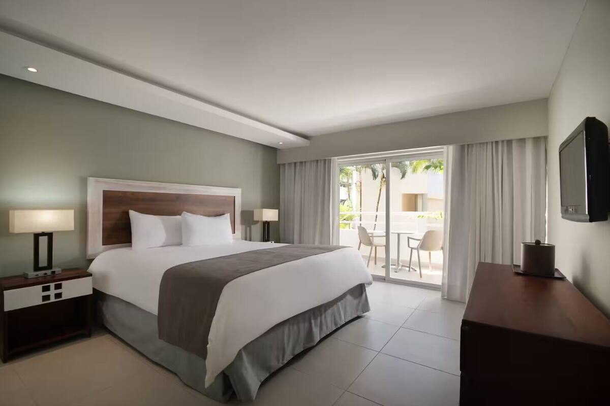 Minibar (free items), in-room safe, desk, blackout drapes