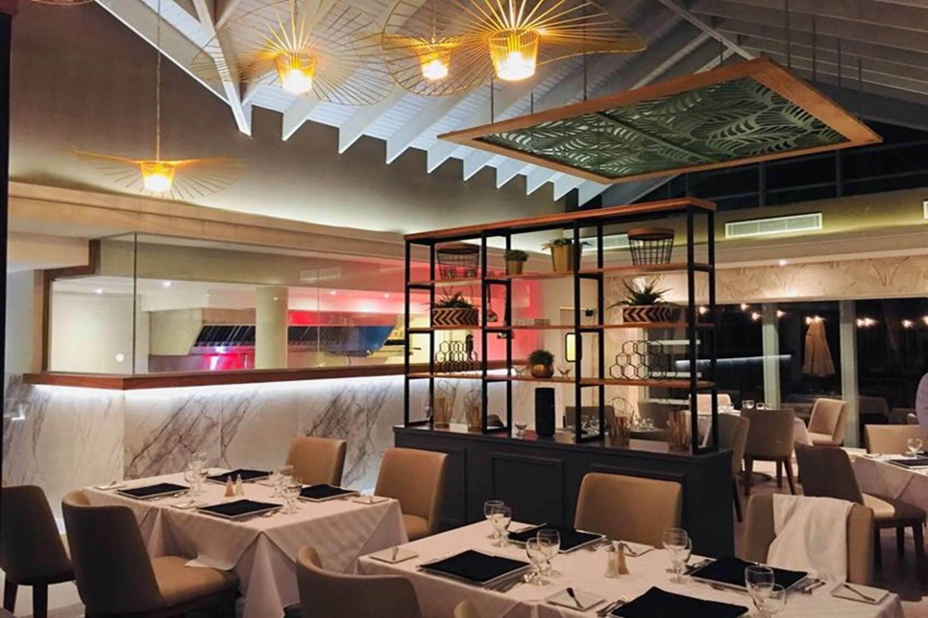 5 restaurantes; se sirven desayunos, almuerzos y cenas