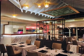 5 restaurantes; se sirven desayunos, comidas y cenas