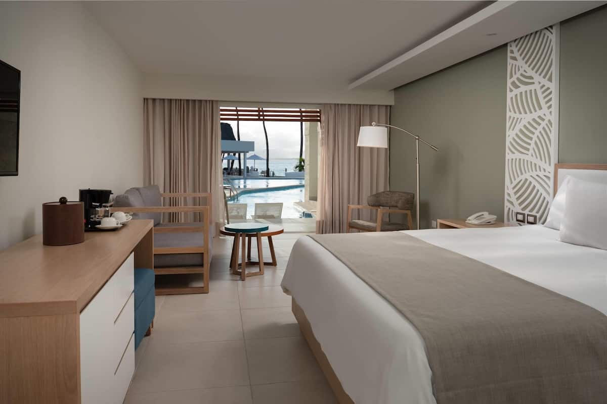 普通套房, 1 張特大雙人床, 露台, 海景 (Swim-Up) | 迷你吧贈品、房內夾萬、書桌、遮光窗簾/窗簾