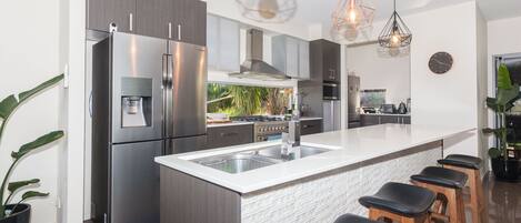 Refrigerador, microondas, horno y lavavajillas