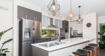 Phoebe Darling Holiday House (limited season)