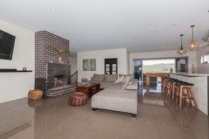 Smart TV, chimenea, reproductor de DVD y estéreo 