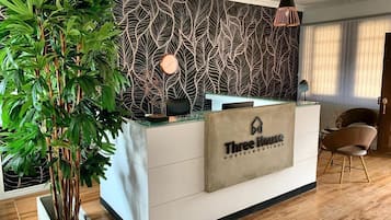 Quầy tiếp tân