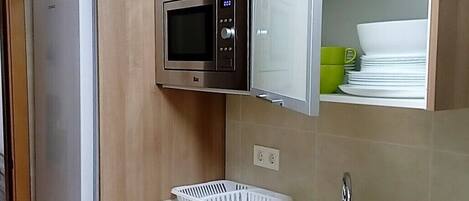 Een koelkast, een magnetron, een oven, een kookplaat