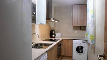 Een koelkast, een magnetron, een oven, een kookplaat