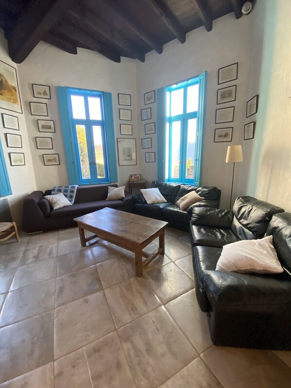 TV, fireplace, DVD player, books