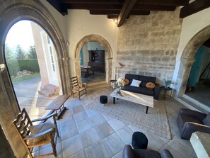 TV, fireplace, DVD player, books