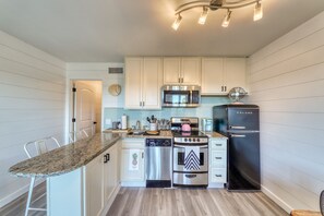 Jääkaappi, mikroaaltouuni, uuni, liesi