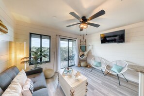 Televisio, DVD-soitin, pöytätennispöytä