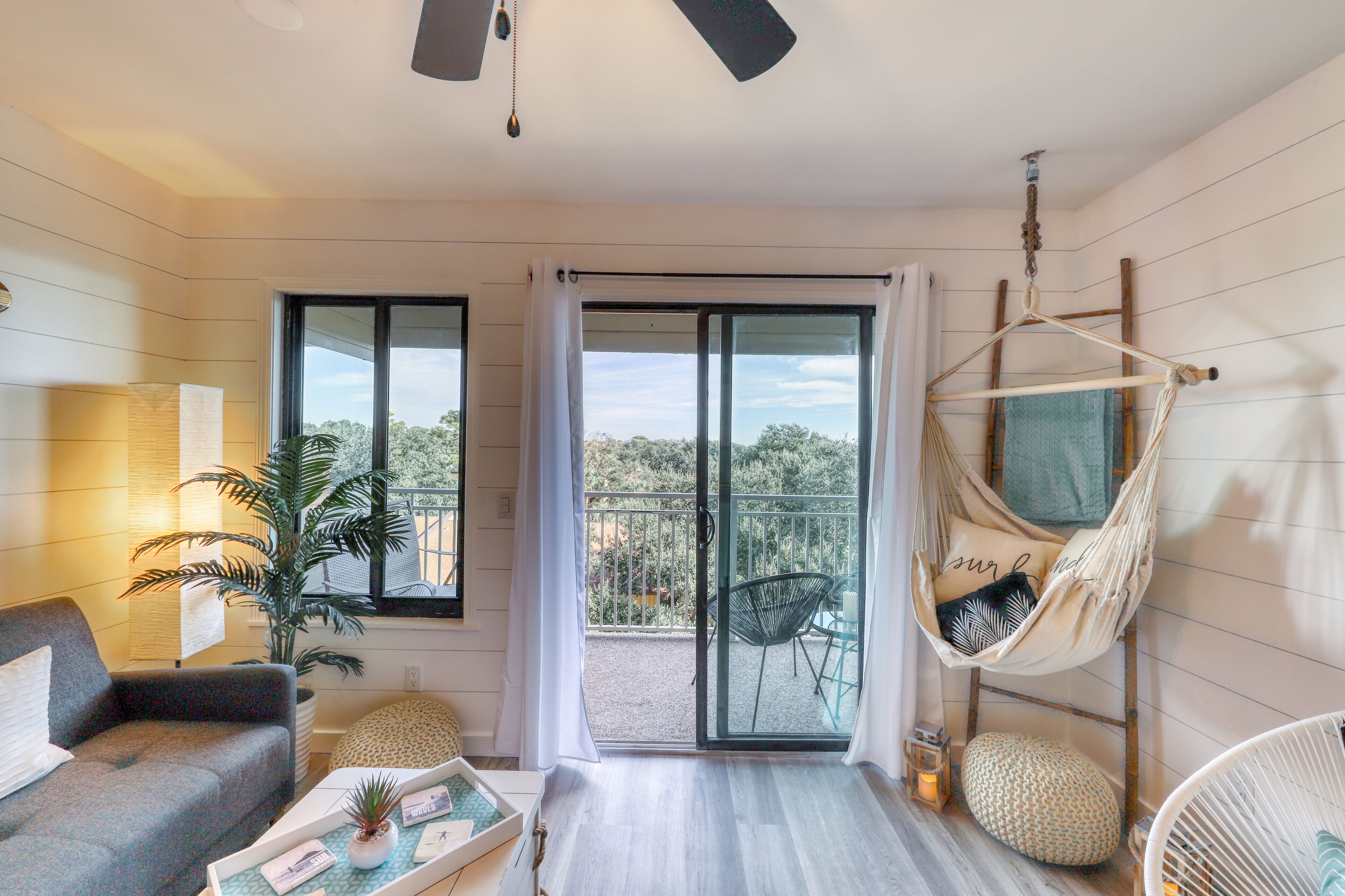 Televisión, reproductor de DVD, mesa de ping pong