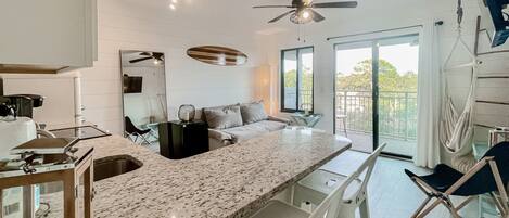 Fernseher, DVD-Player, Tischtennisplatte