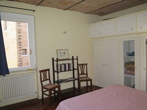 2 Schlafzimmer, Schreibtisch, Bügeleisen/Bügelbrett, Reisekinderbett