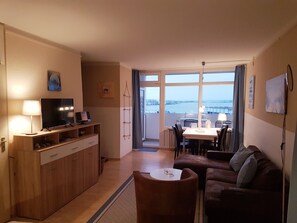 TV, books, music library, stereo - Apartment with Baltic Sea view, 300 m near the beach (Heiligenhafen)