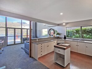 Refrigerador con freezer, microondas, horno, placa de cocina