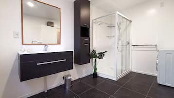 Private 3 Bedroom Duplex | Bathroom | Combined shower/tub, hair dryer, towels, soap