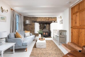 TV, fireplace - A traditional Cornish cottage quietly tucked away for a peaceful escape. (St Agnes)