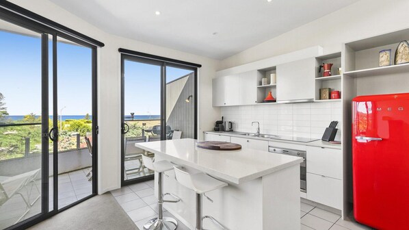 Fridge, oven, stovetop, dishwasher