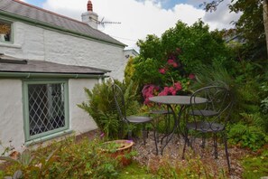 Outdoor dining - A spacious, detached cottage with character and charm, located in St Agnes. (St Agnes)