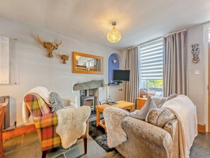 Fireplace, video game console - 2 bedroom accommodation in Windermere (Windermere)