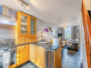 Horno, lavavajillas, trona infantil y congelador