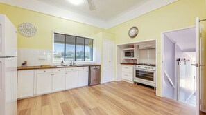 Microwave, oven, stovetop - 55 Holland Street Bargara (BARGARA)