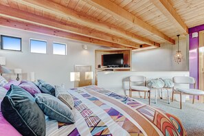 1 bedroom, WiFi, bed sheets - Sea Ranch cottage with private hot tub, shared pool, & sauna - near Bluff Trail (Sea Ranch)