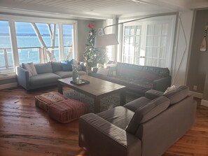 TV connectée, cheminée, livres