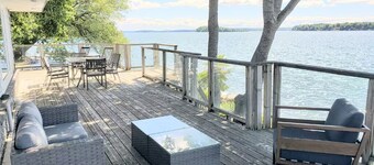 Neljän kauden rantahotellissa näkymä mökille