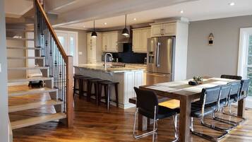 Køleskab, mikrobølgeovn, ovn, kogeplade