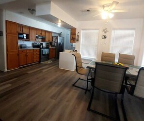 Dining - 2nd Row, Ocean Views, Steps to Beach (Galveston)