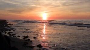 Plage, chaises longues, serviettes de plage