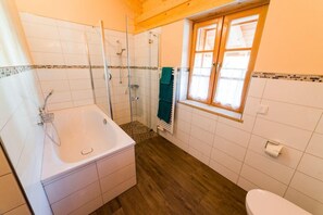 Shower, hair dryer, towels - Vacation apartment 4, Wagnhüttn 120 sqm, up to 8 persons, 3 bedrooms, 2 bathrooms (Unterwössen)