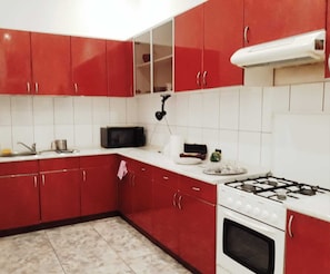 Frigorifero, microonde, forno, piano cottura