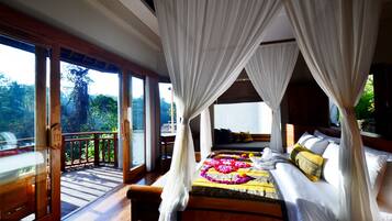 Akila Villa | Minibar, in-room safe, desk, blackout drapes