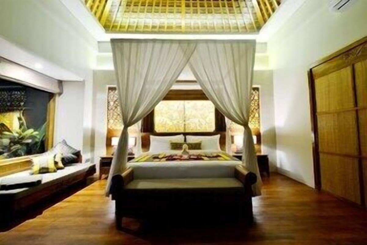 Minibar, in-room safe, desk, blackout drapes