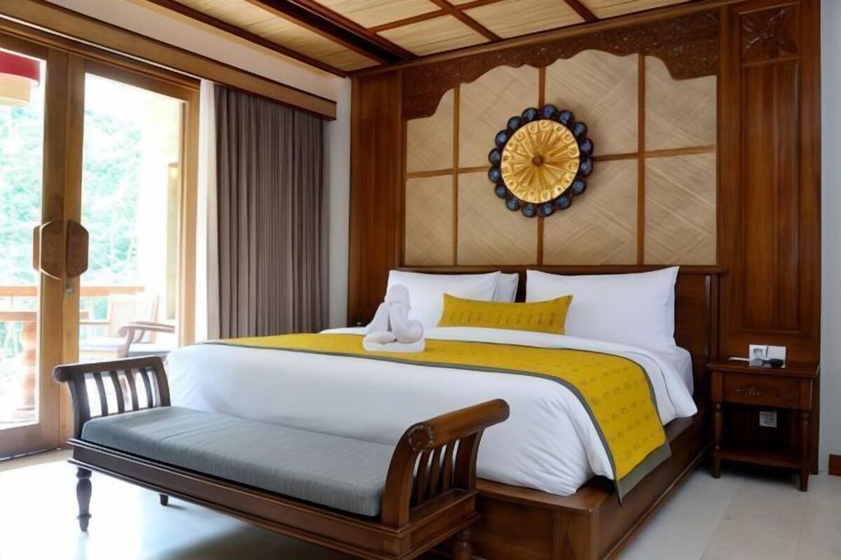 Minibar, in-room safe, desk, blackout curtains